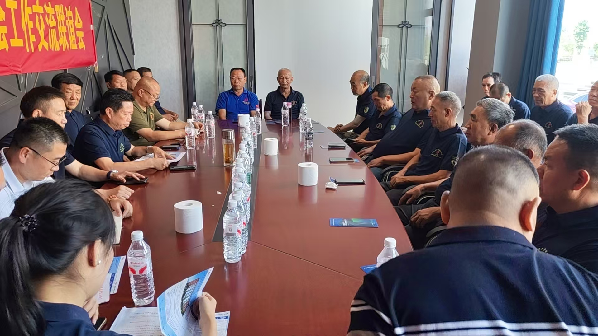 搭建桥梁，共商发展，打通服务老兵最后一公里新邵县召开关爱退役军人协会工作交流联谊会